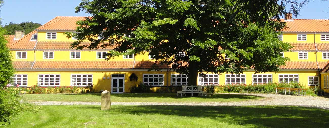 Epos' gule bygninger omkring gårdhaven